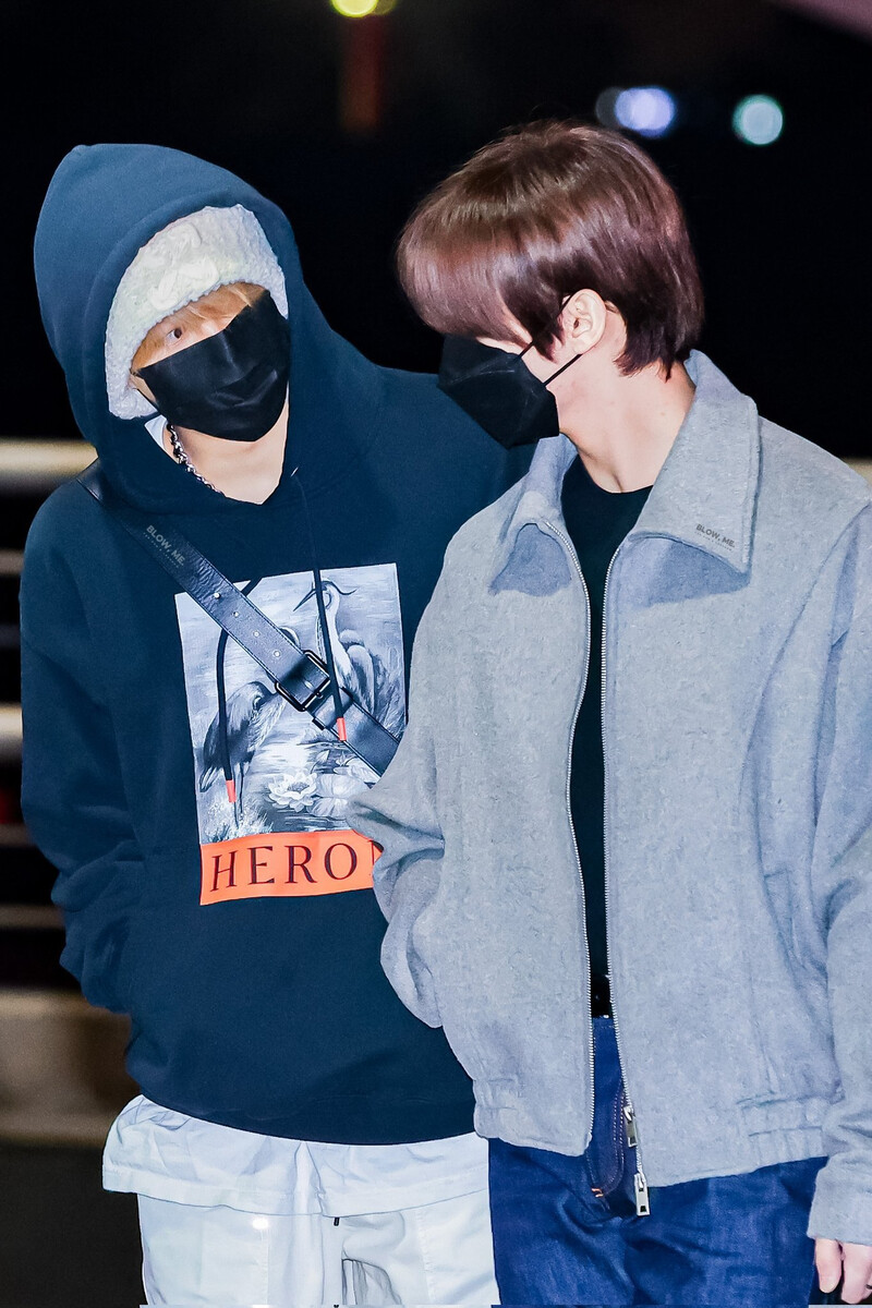 230215 Stray Kids Lee Know & Han at Incheon International Airport documents 1