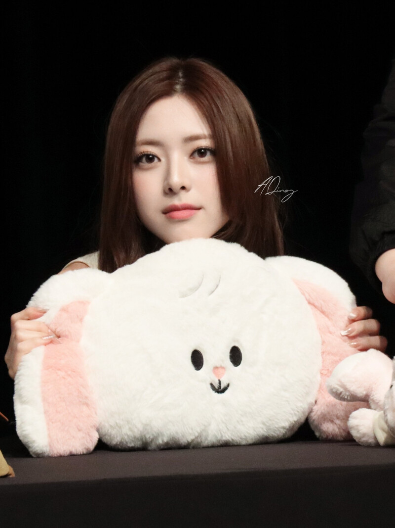 241108 ITZY Yuna - Makestar Fansign & Music Bank Commute documents 2