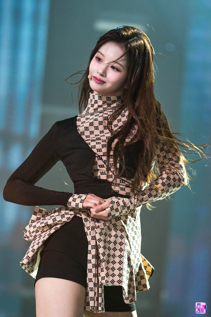 220403 NMIXX Sullyoon 'TANK' at Inkigayo documents 7