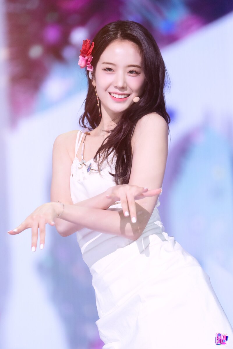 220717 fromis_9 Gyuri - 'Stay This Way' at SBS Inkigayo documents 3