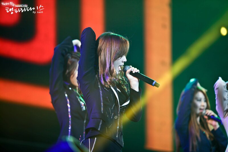 121021 Girls' Generation Taeyeon at GS& Concert documents 28
