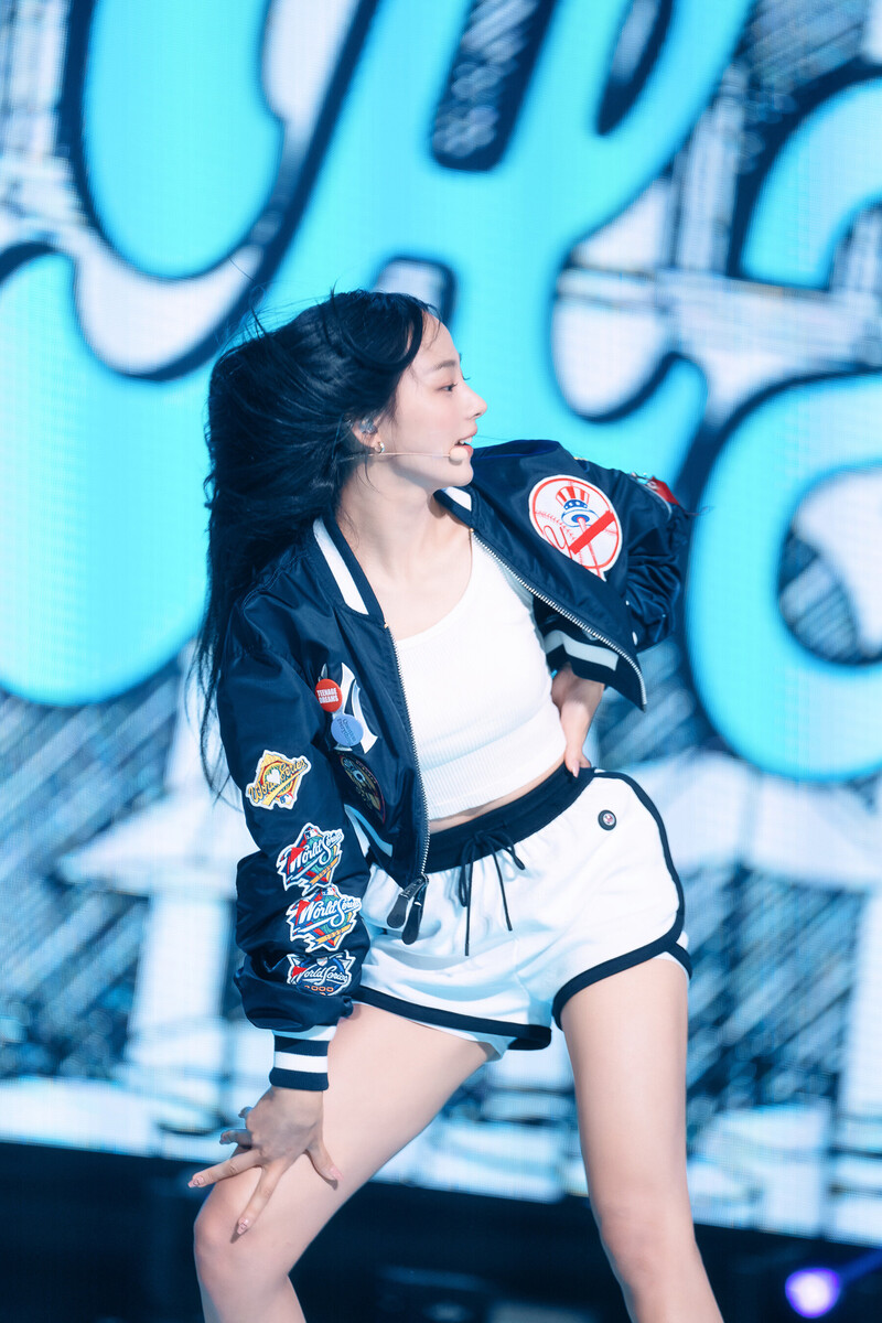 220807 NewJeans Minji 'Attention' at Inkigayo documents 11