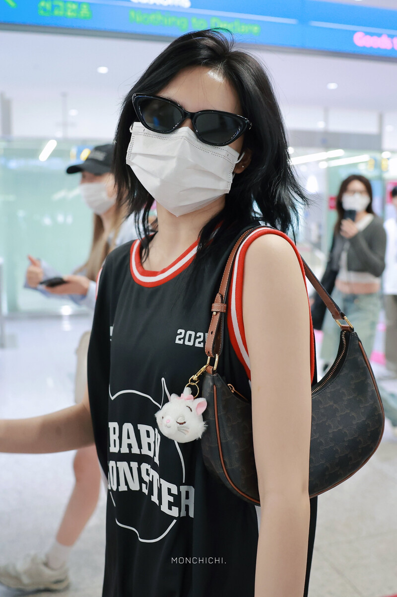 240801 BABYMONSTER Chiquita at Airport documents 5