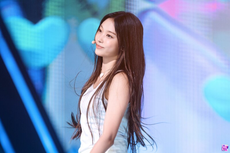 220814 NewJeans Haerin - 'Attention' at Inkigayo documents 17