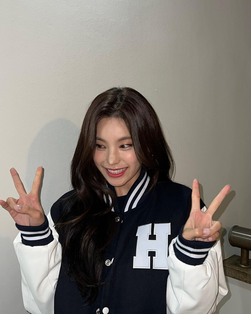 221011 ITZY Instagram Update - Yeji documents 6