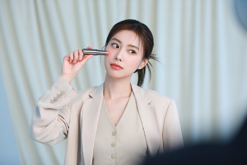 221029 8D Naver Post - Kang Hyewon - Manyo Factory Photoshoot Behind documents 15