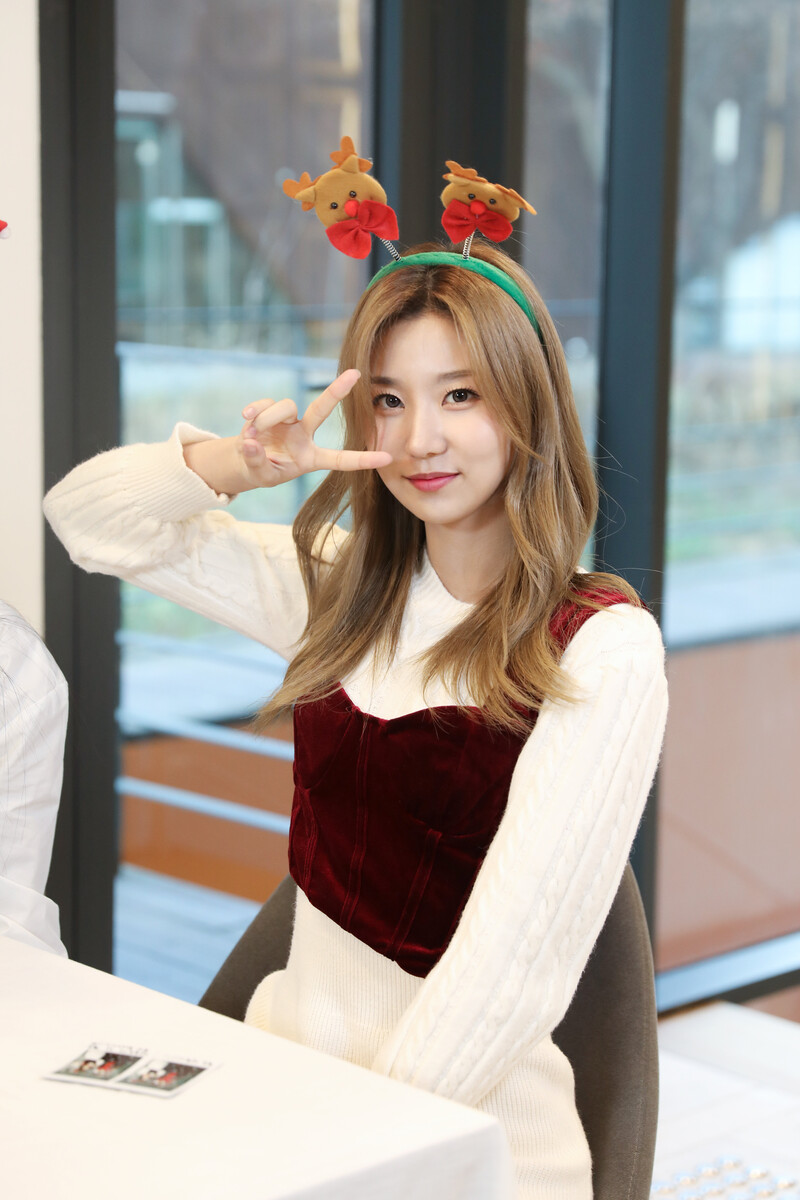 221217 YES IM Naver Post - Han Yewon tree decoration Behind documents 3