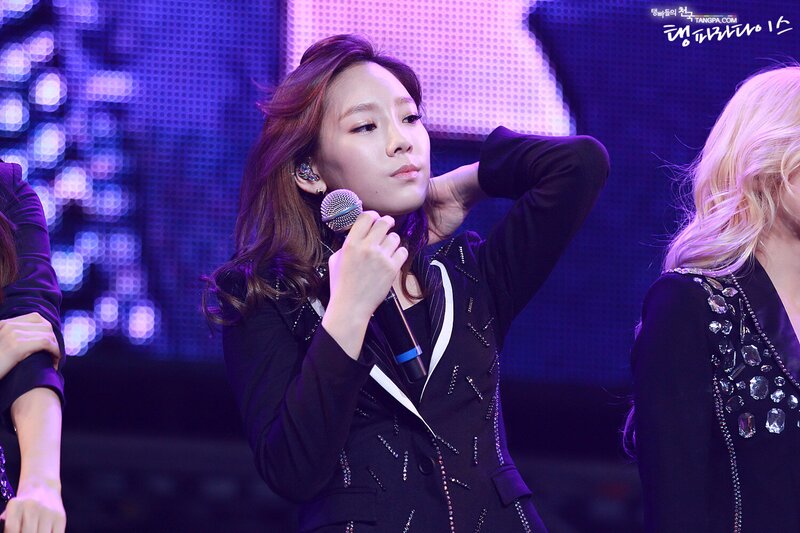 121021 Girls' Generation Taeyeon at GS& Concert documents 12