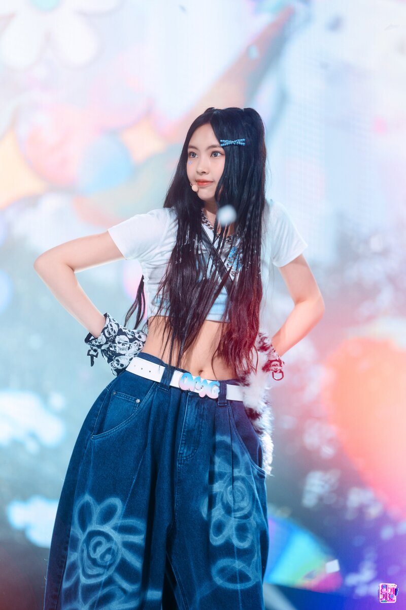 230129 NewJeans Hyein 'OMG' at Inkigayo documents 11