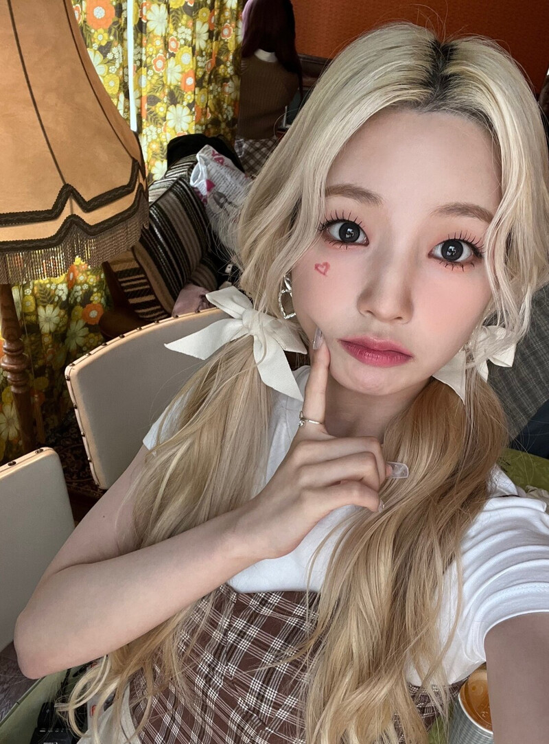 230210 Rocket Punch Weverse Update - Yeonhee documents 1