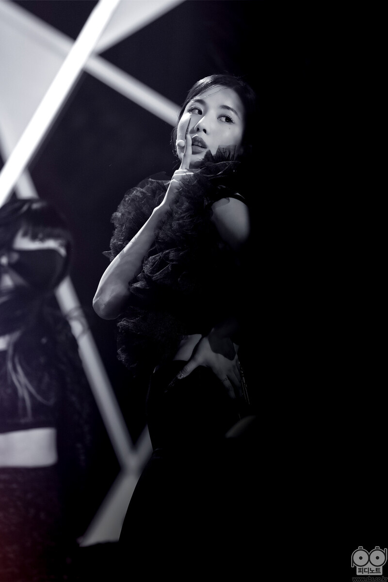 220410 Kwon Eunbi - 'GLITCH' at Inkigayo documents 4