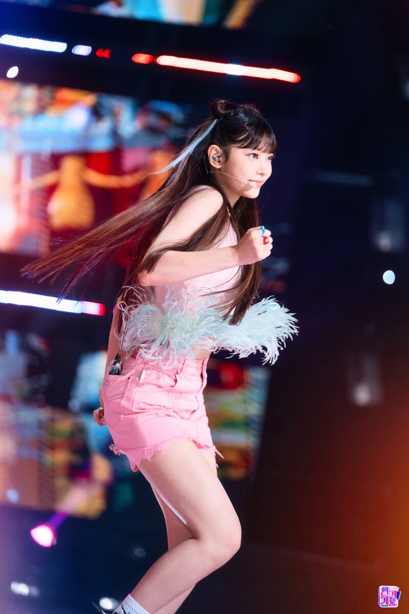 220821 NewJeans Haerin - 'Attention' at Inkigayo documents 9