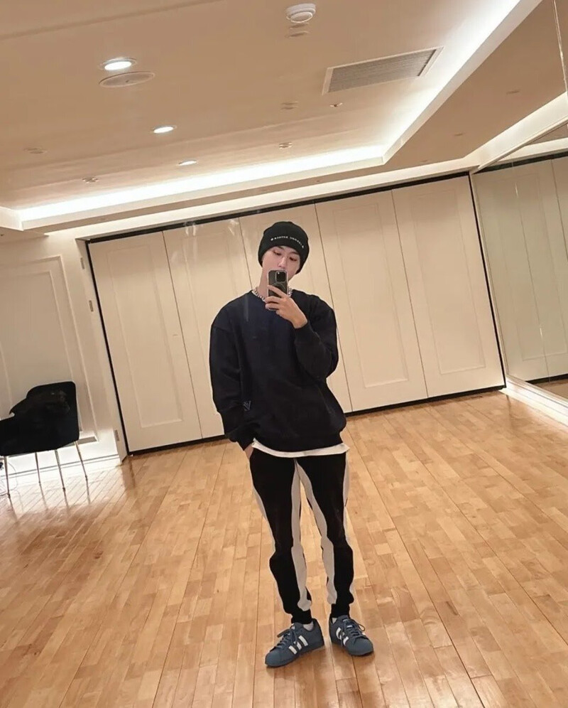 230209 Stray Kids Instagram Update - Han documents 3