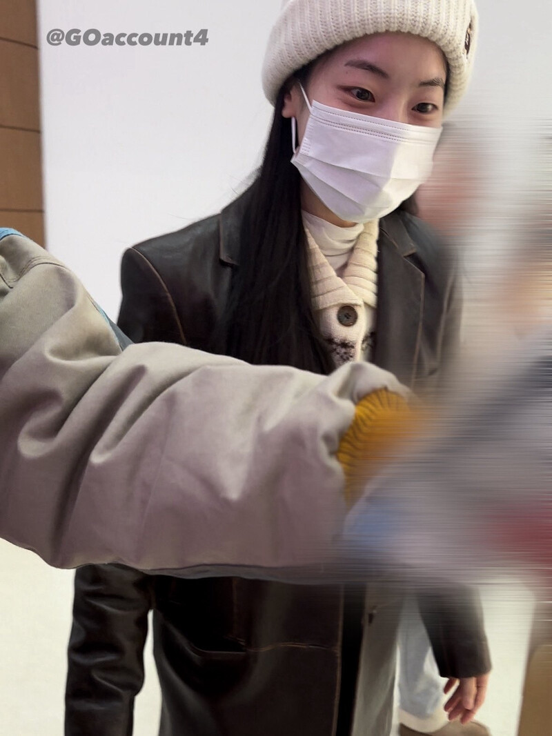 241228 TWICE Dahyun at Gimpo International Airport documents 3