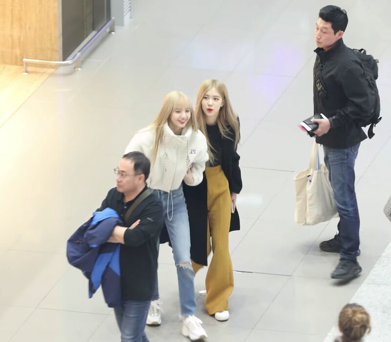 190201 - LISA at Incheon Airport to Philippines documents 8