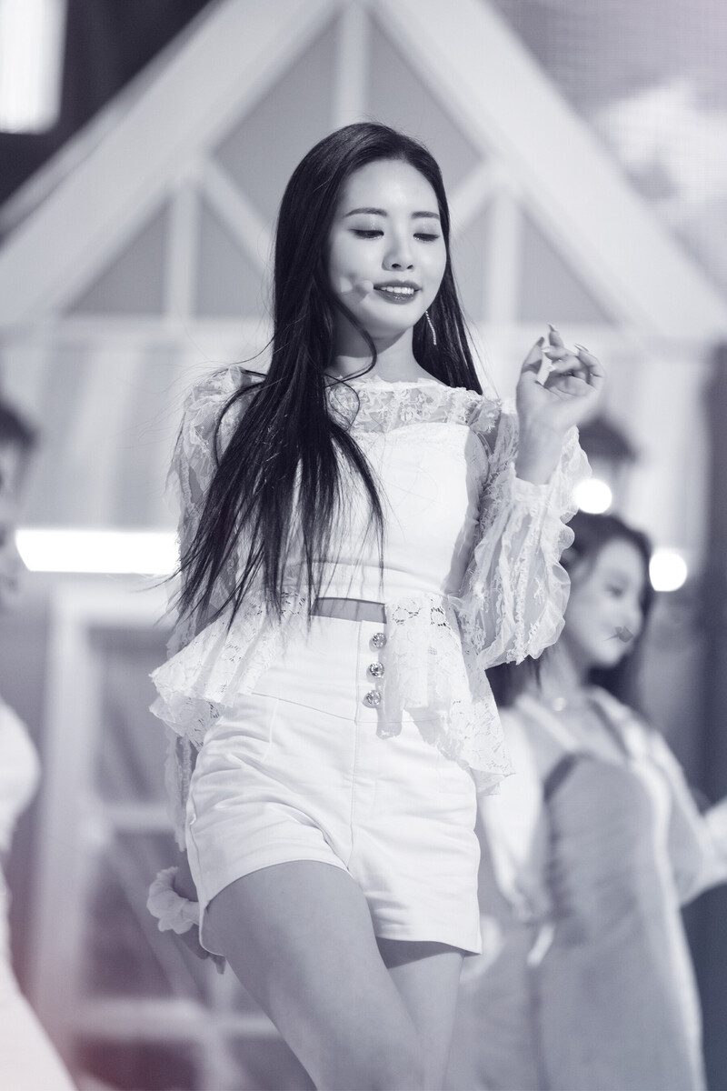 220123 fromis_9 Jiwon - 'DM' at Inkigayo documents 3