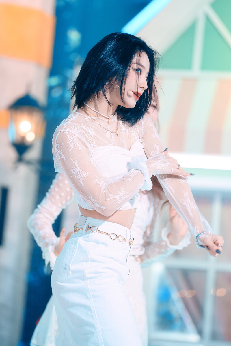 220123 fromis_9 Saerom - 'DM' at Inkigayo documents 19