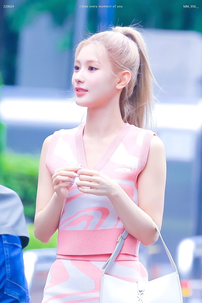 220624 (G)I-DLE Miyeon - Music Bank Commute documents 5