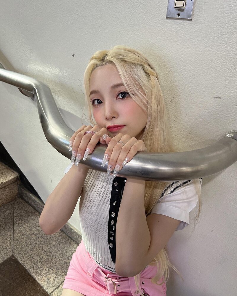 220911 Rocket Punch Instagram Update - Yeonhee documents 1