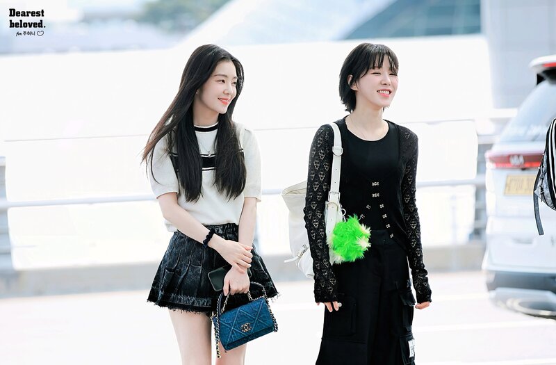 230519 RED VELVET Irene and Wendy at Incheon International Airport documents 6