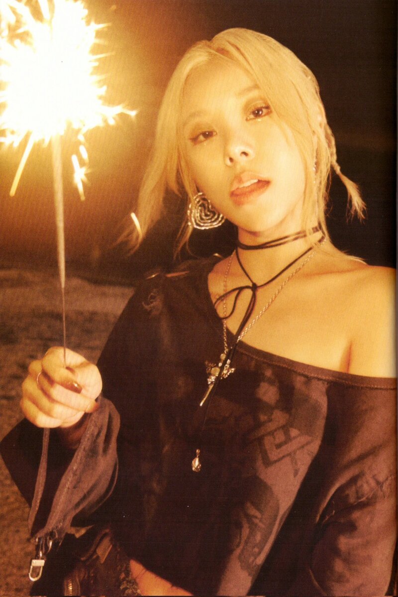 Whee In - "In The Mood" Wine Ver. Photobook [SCANS] documents 9