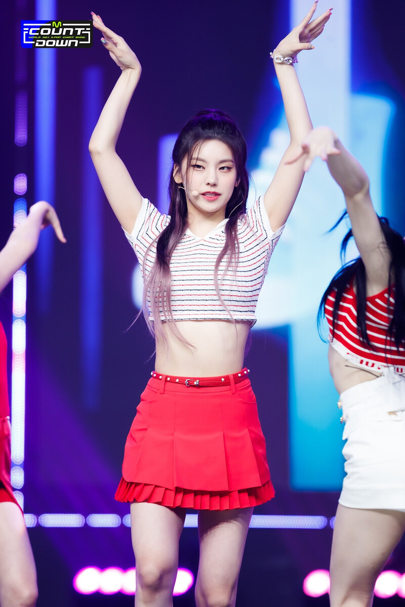 220728 ITZY Yeji - 'SNEAKERS' at M Countdown documents 5