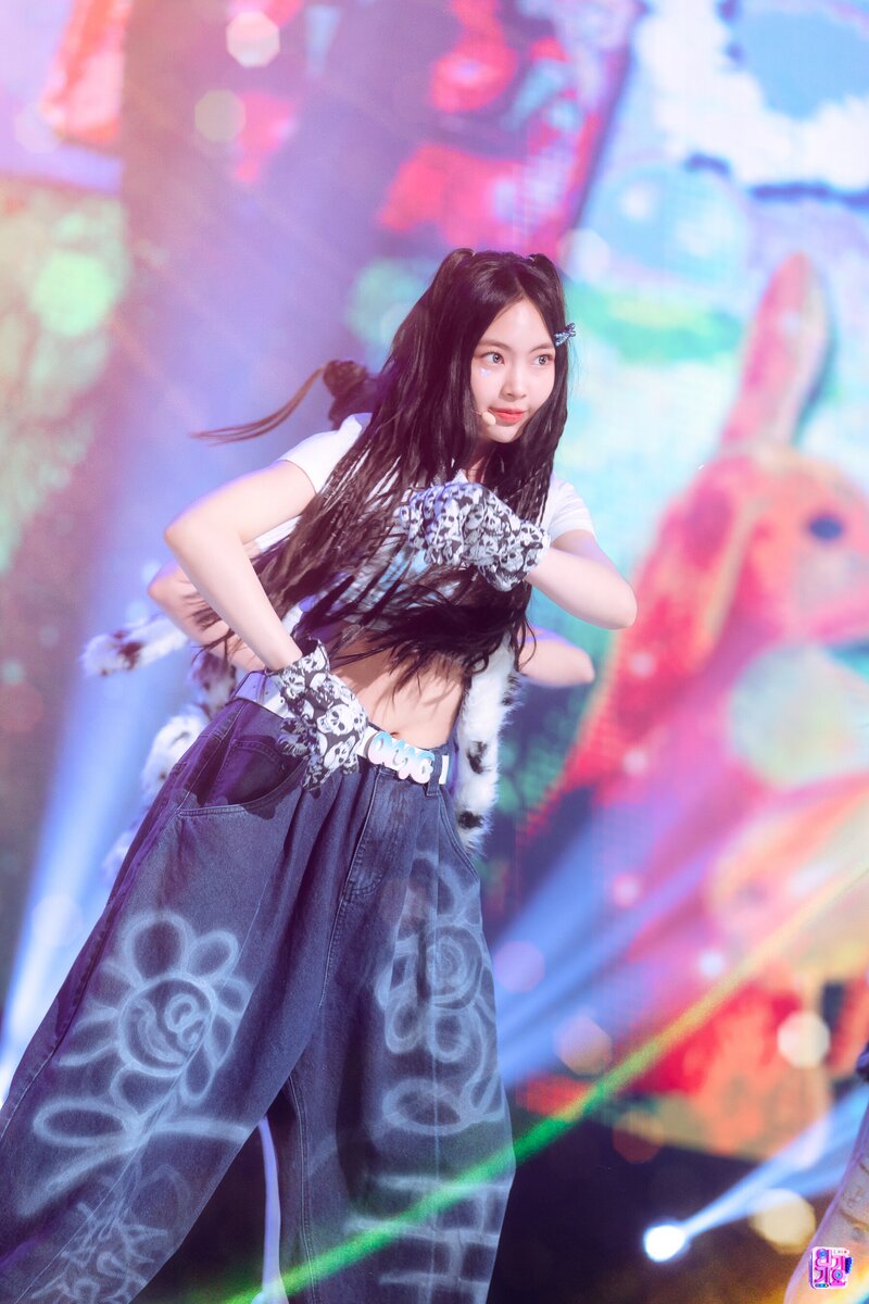 230129 NewJeans Hyein 'OMG' at Inkigayo documents 7
