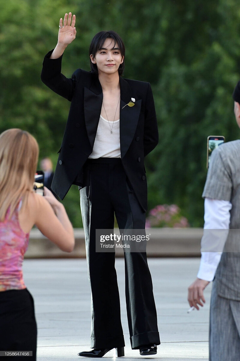 230613 SEVENTEEN Jeonghan at YSL MEN’S SUMMER 24 SHOW documents 13