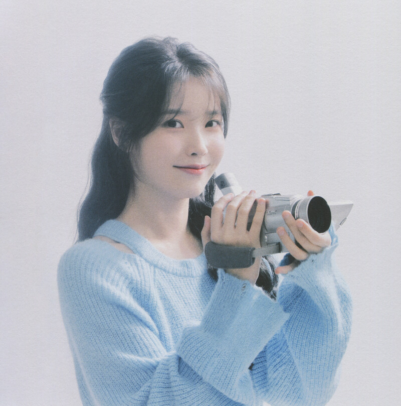 IU - 5th Official ‘UAENA’ Fanclub Kit [SCANS] documents 1