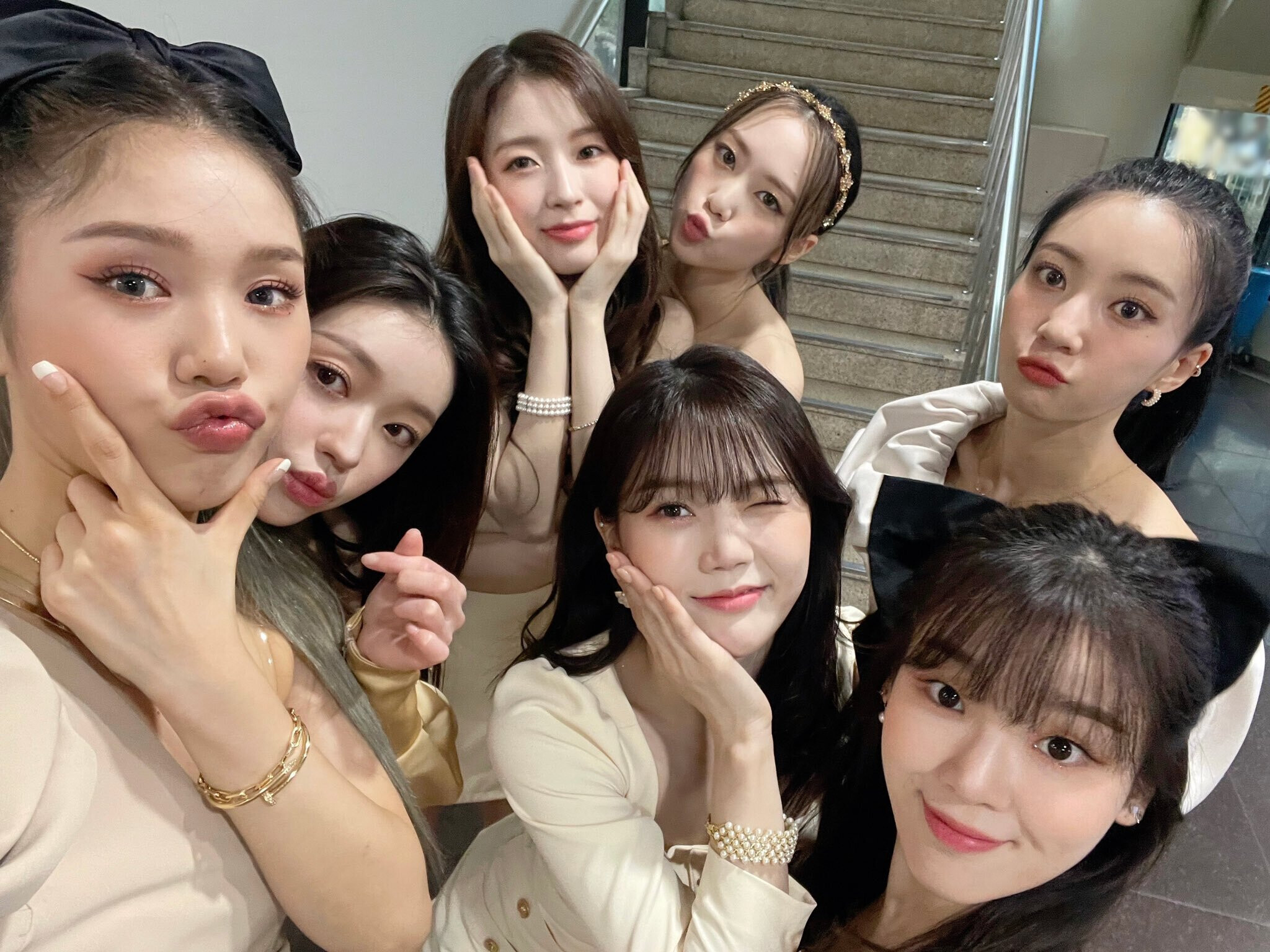 220401 OH MY GIRL Twitter Update | kpopping