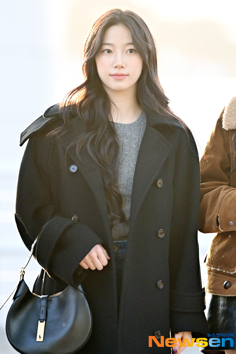 241226 LE SSERAFIM Kazuha at Incheon International Airport documents 3