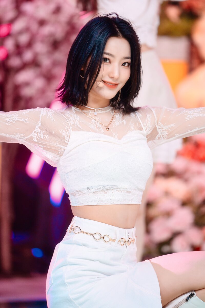 220123 fromis_9 Saerom - 'DM' at Inkigayo documents 10
