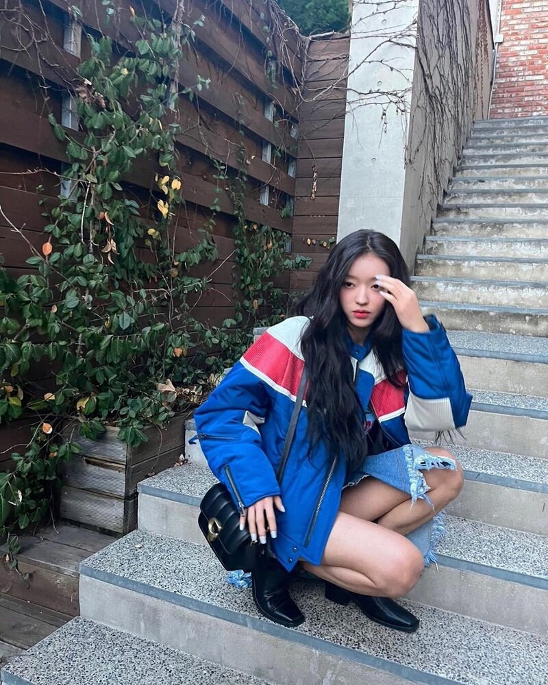 221130 OH MY GIRL YooA Instagram Update | kpopping