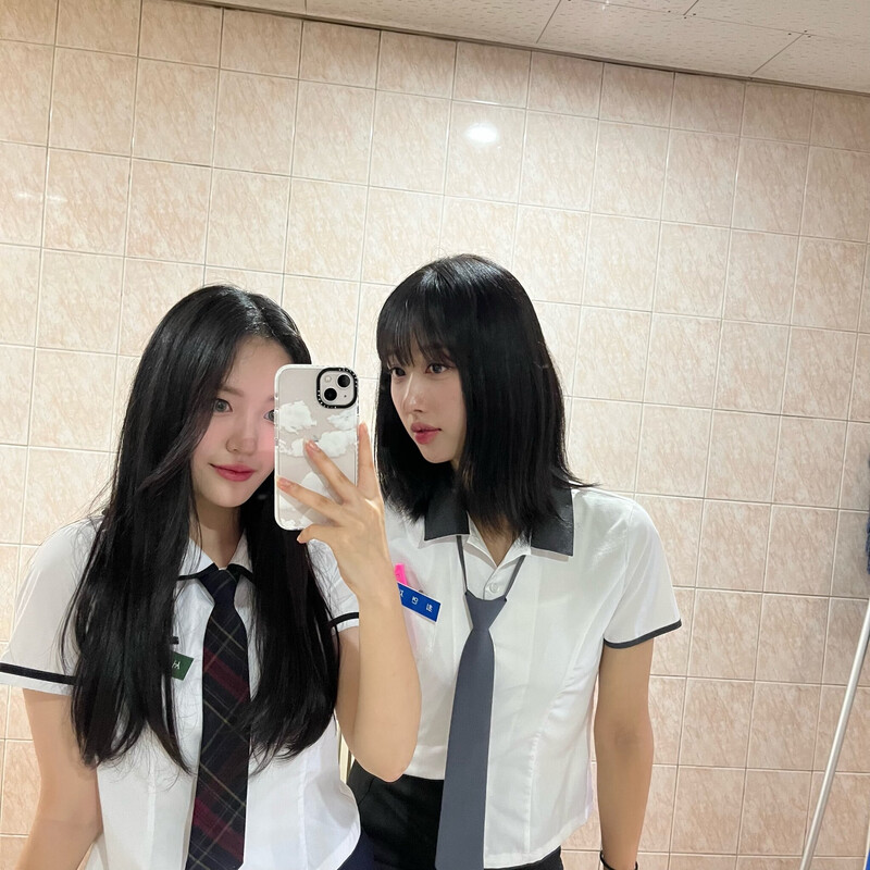 221225 - CHOI YEONJAE Twitter Update with SEO YUNJU documents 1