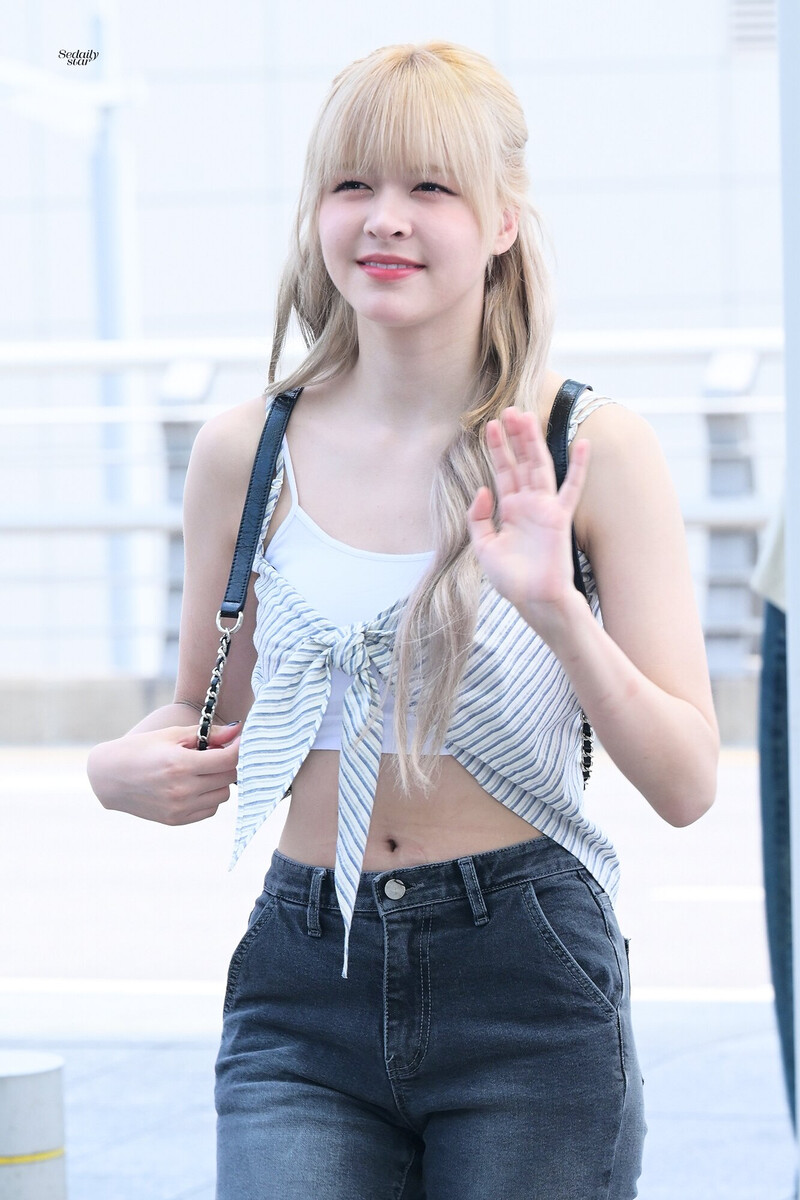 240621 NMIXX Lily at Incheon International Airport documents 2