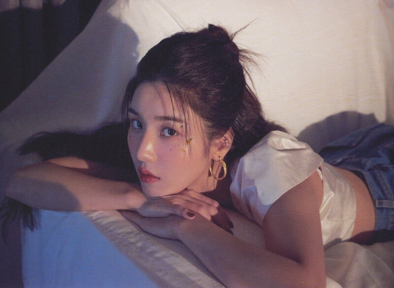 Kwon Eunbi - The First Photobook 'Silver Rain' (Scans) documents 2