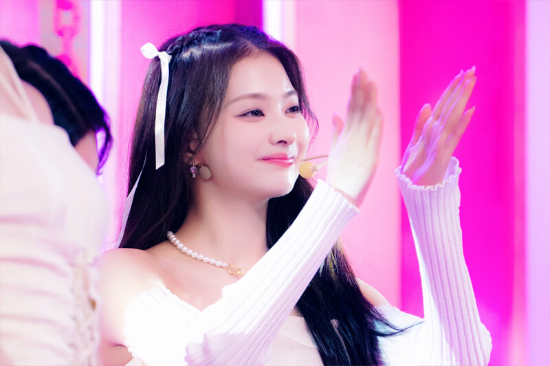 230611 fromis_9 Nagyung - ‘#menow’ at Inkigayo documents 1