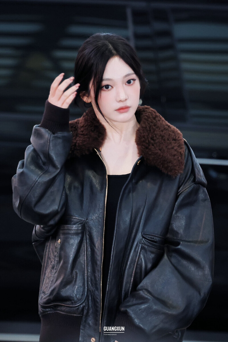 241121 aespa Ningning at Incheon International Airport documents 4