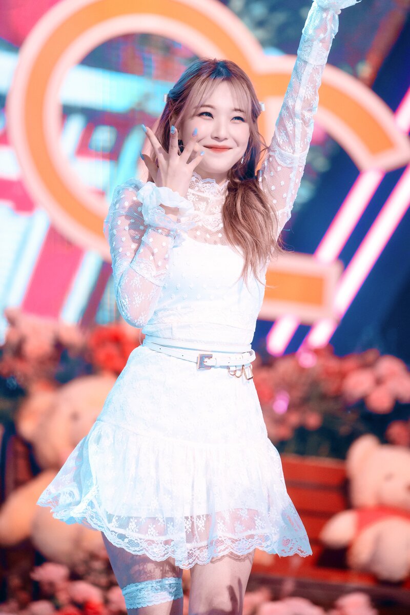 220123 fromis_9 Jiheon - 'DM' at Inkigayo documents 11
