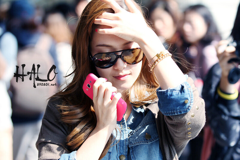 121006 Girls' Generation Jessica at Gimpo Airport documents 4