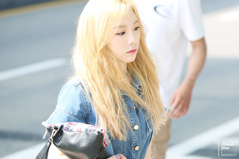 150610 Girls' Generation Taeyeon at Incheon Airport documents 4