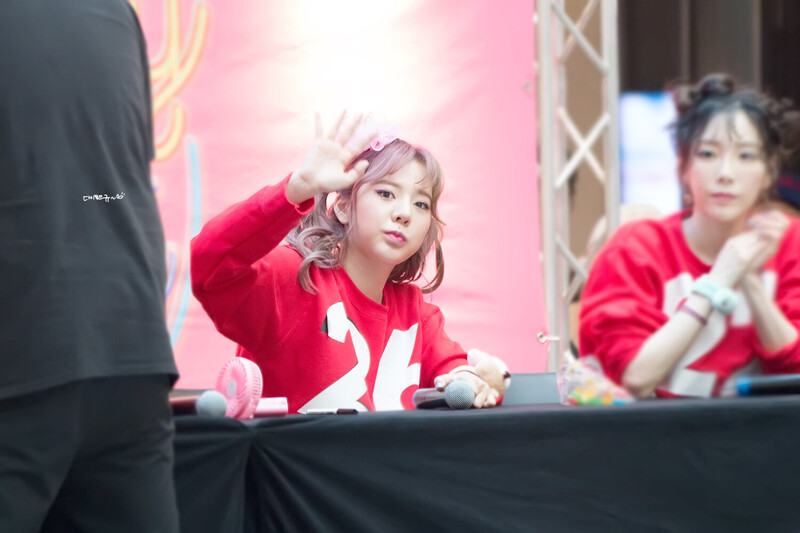 170813 Girls' Generation Sunny at 10th Anniversary fansign documents 1