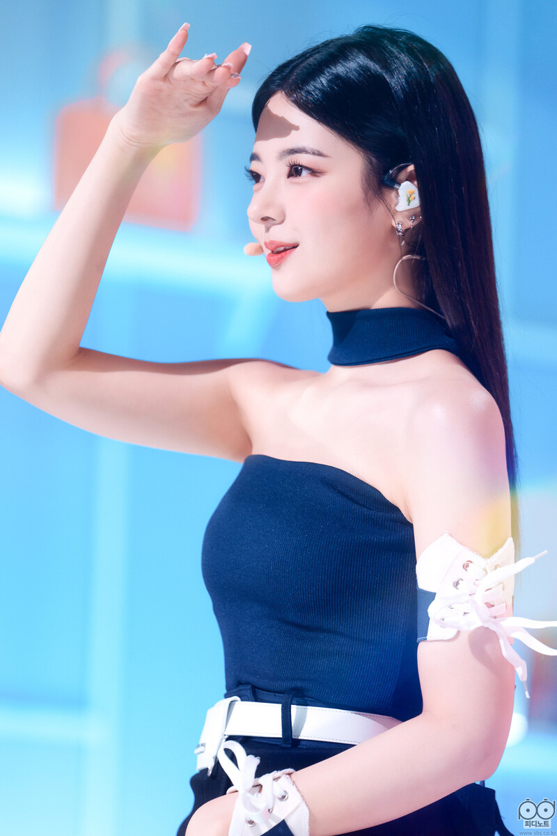 220718 ITZY Lia - 'Sneakers' at SBS Inkigayo documents 3