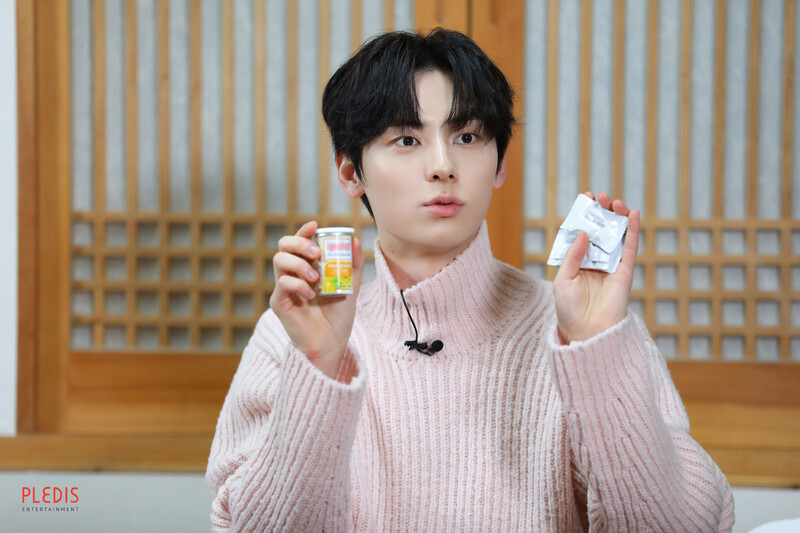 230504 Hwang Minhyun Weverse Update -‘What’s in My Bag’ Photo Sketch documents 8