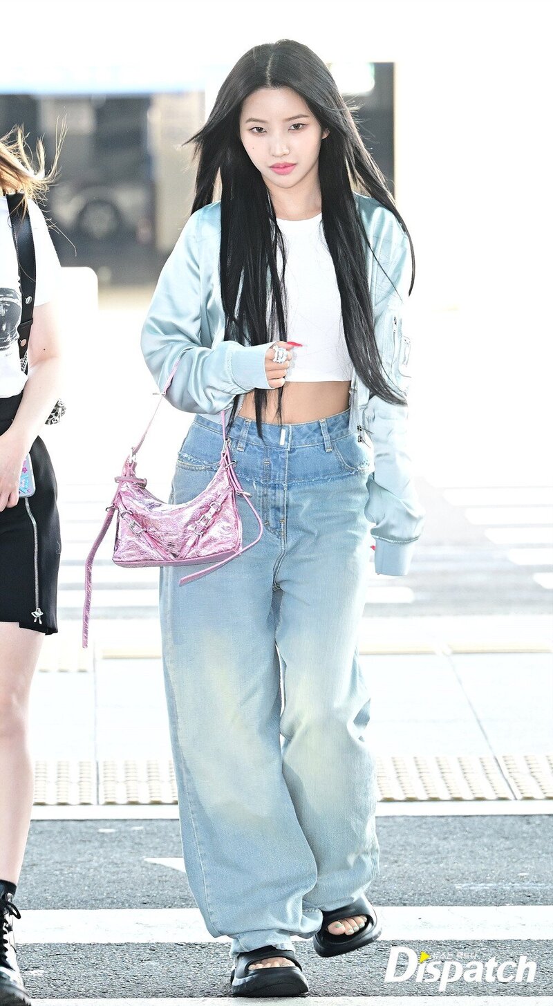230622 (G)I-DLE Soyeon at Incheon International Airport documents 4