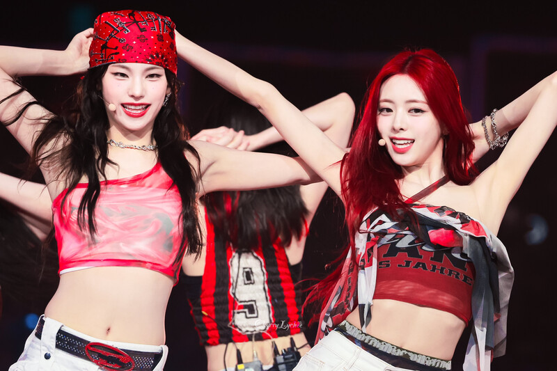 240602 ITZY Yeji & Yuna at K-Wave Concert Inkigayo documents 1