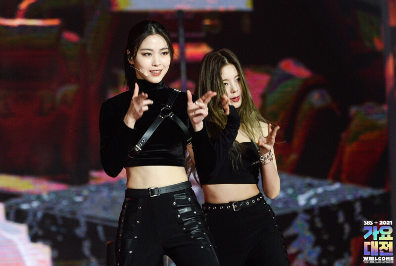 211225 ITZY at SBS Gayo Daejeon documents 17