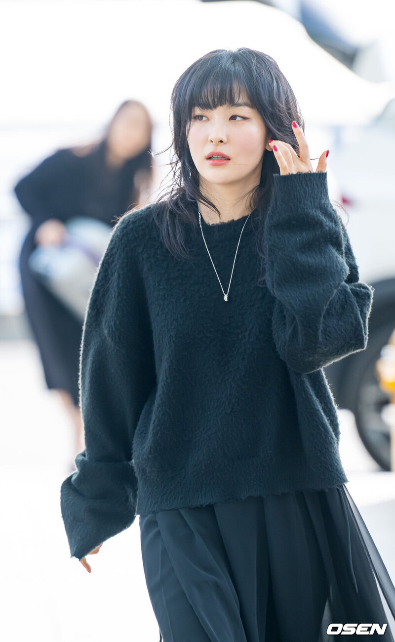 231210 Red Velvet Seulgi at Incheon International Airport documents 10