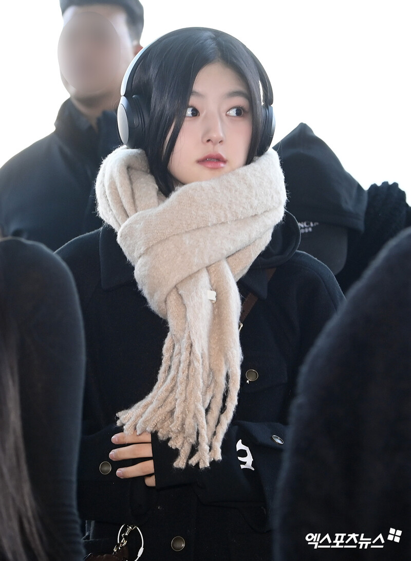 250102 KISS OF LIFE Haneul at Incheon International Airport documents 3