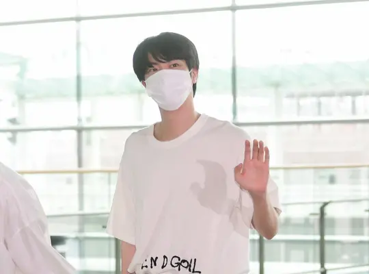 Beyond The Style ✼ Alex ✼ on X: JIN #BTS 170519 airport #JIN #방탄소년단 #진 #석진 Louis  Vuitton Keepal Bandoulière 45 leather bd gift from jin10seconds   / X